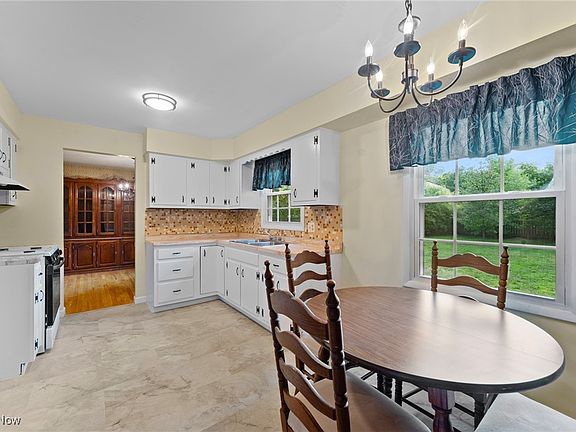 2nd image of 926 Brucewood Dr SE