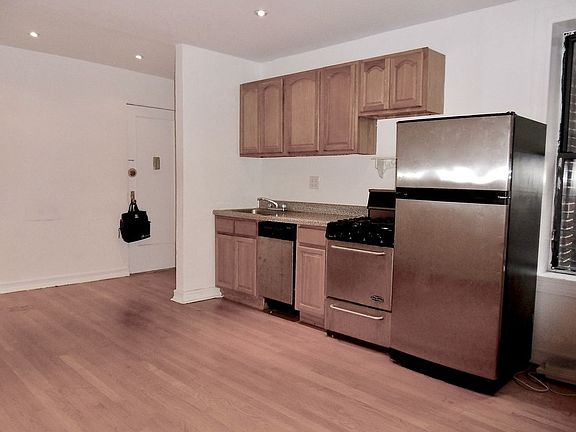 5th image of 356 Saint Johns Pl APT 1B