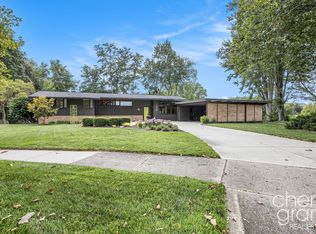 1825 Meadowfield Dr NE, Grand Rapids, MI 49505