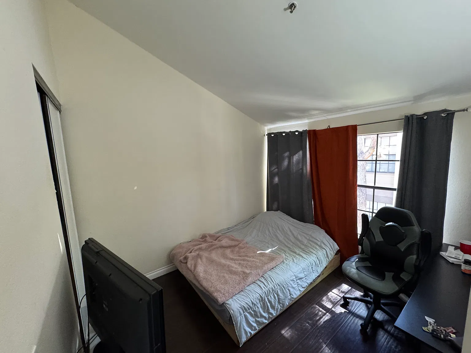 2 bed, 946 sqft, $1,375 — Photo 2