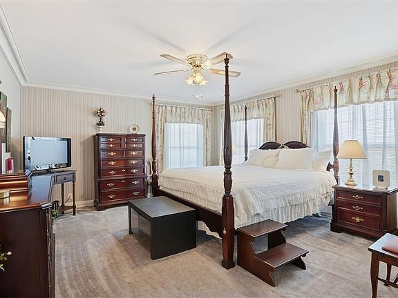 25th image of 103 E Dogwood St
