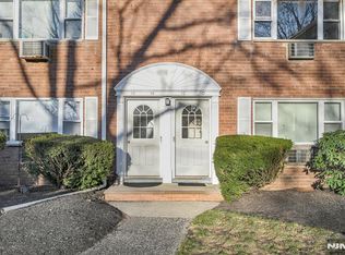 10 Manchester Ct, Wayne, NJ 07470