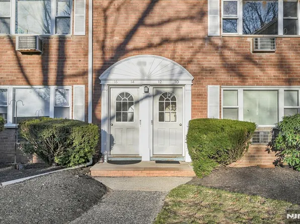 10 Manchester Ct, Wayne, NJ 07470