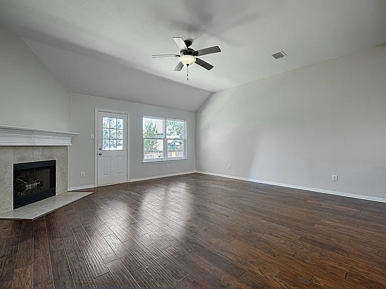 1404 Carriage Ln — Photo 15