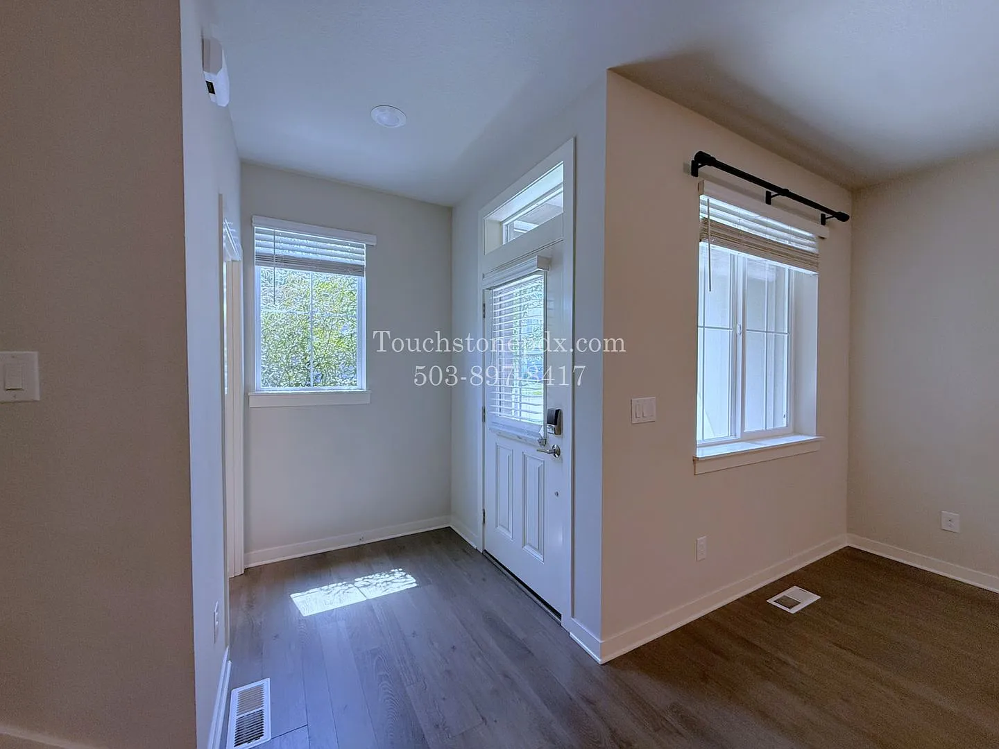 Move In Ready! Call Today! Modern Hillsboro Townhome With Ac, Electric Fireplace, And 2 Car Garage — Photo 4