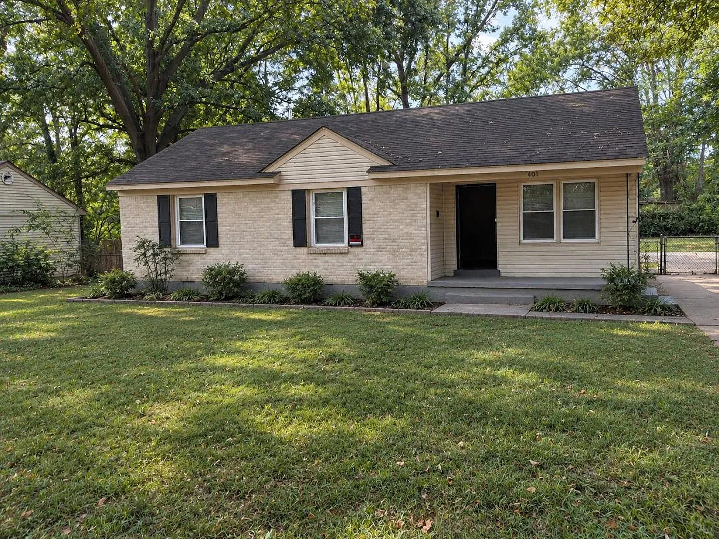 Welcome to 401 Bonita Dr! — Photo 1