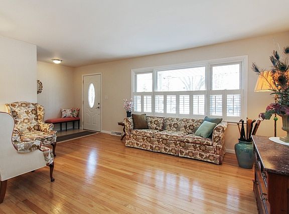 3rd image of 30370 N Oak Grove Ave