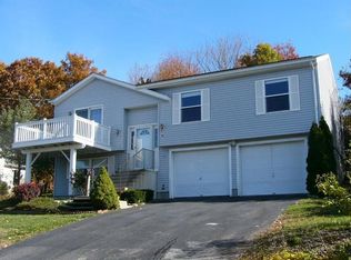 92 Phoenix Dr, Groton, CT 06340