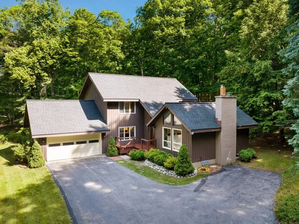8676 Fairway Dr, Beulah, MI 49617