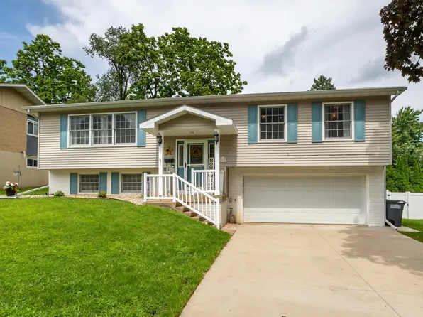 2965 Saint Anne Dr, Dubuque, IA 52001