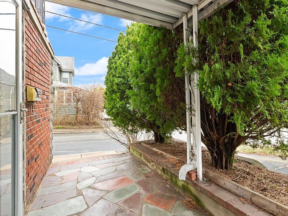 4th image of 33 Newbury St #1