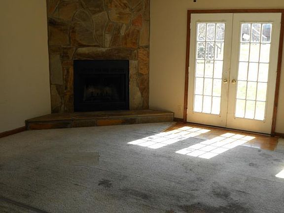 4th image of 703 Clearwater Ct
