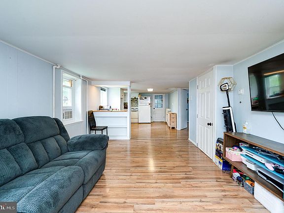 4th image of 404 Seiberts Ct