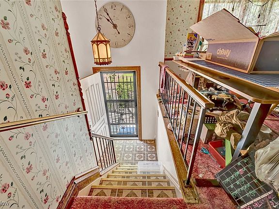 2nd image of 205 Glenwell Cir