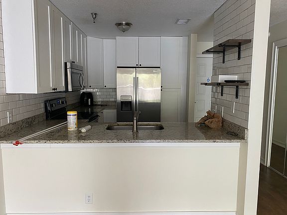 4th image of 15215 Amberly Dr