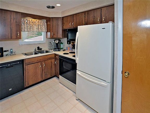 3rd image of 531 Bloomfield Dr