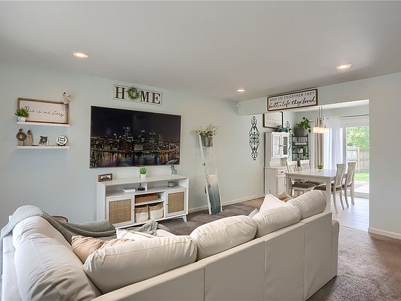 3rd image of 122 Robinhood Dr