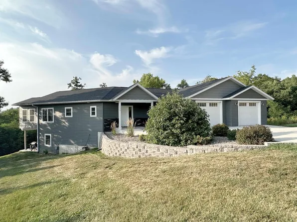 1672 Howdy Hills Rd, Decorah, IA 52101