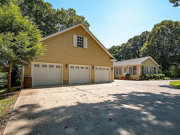 2nd image of 990 Riverwood Ln