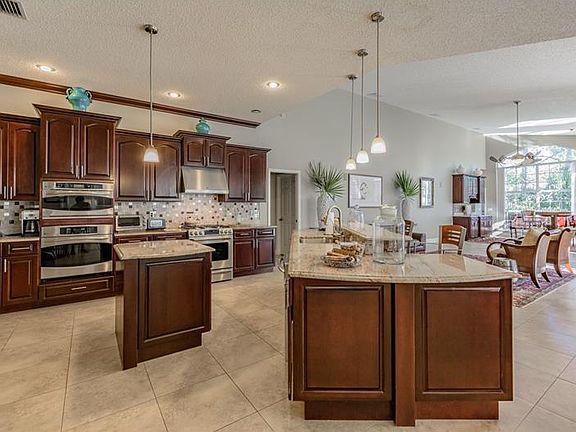3rd image of 160 Stanton Cir