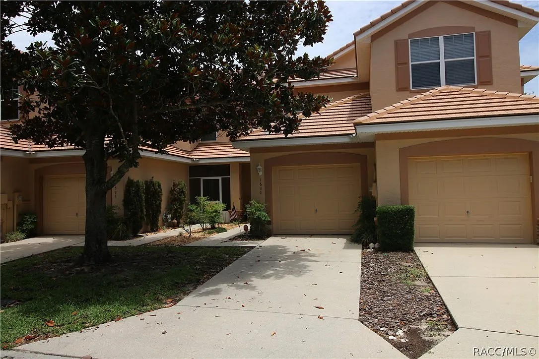2 bed, 2.5 bath, 1341 sqft, $1,600 — Photo 3