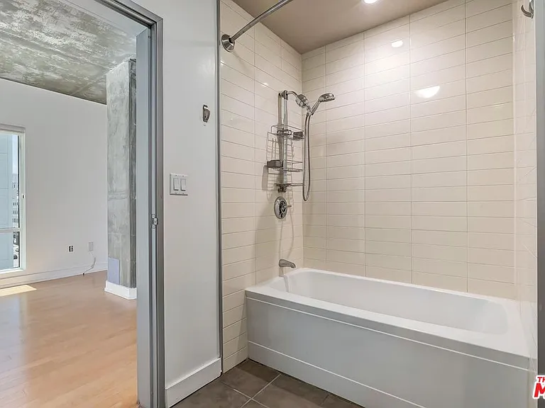 645 W 9th St #500 — Photo 19
