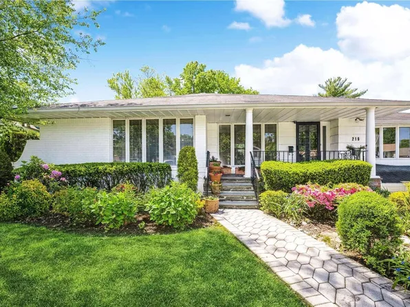 216 Robby Lane, Manhasset Hills, NY 11040