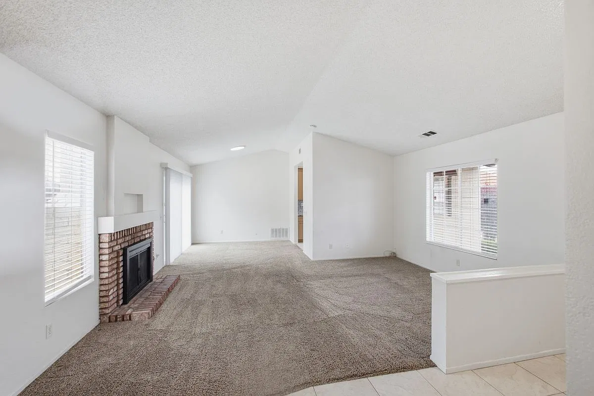 3 bed, 2.0 bath, 1326 sqft, $2,100 — Photo 3
