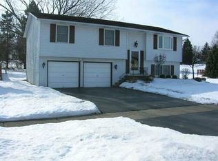 31 Park Lane Cir, Lockport, NY 14094