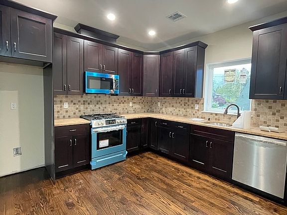 2nd image of 866 Stafford Ave #1
