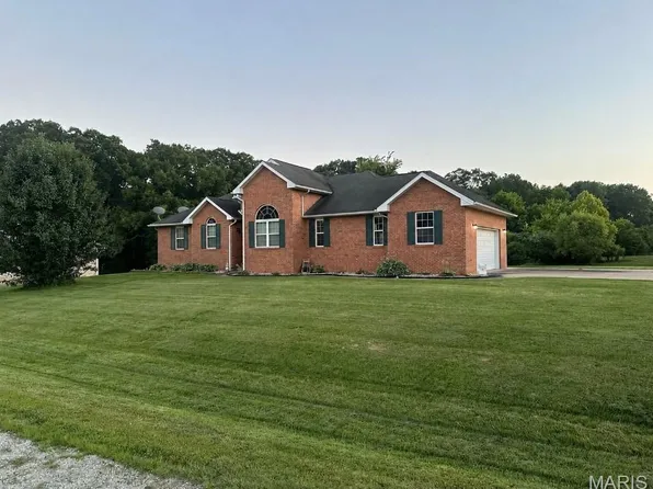 31607 Red Oak Dr, Brighton, IL 62012