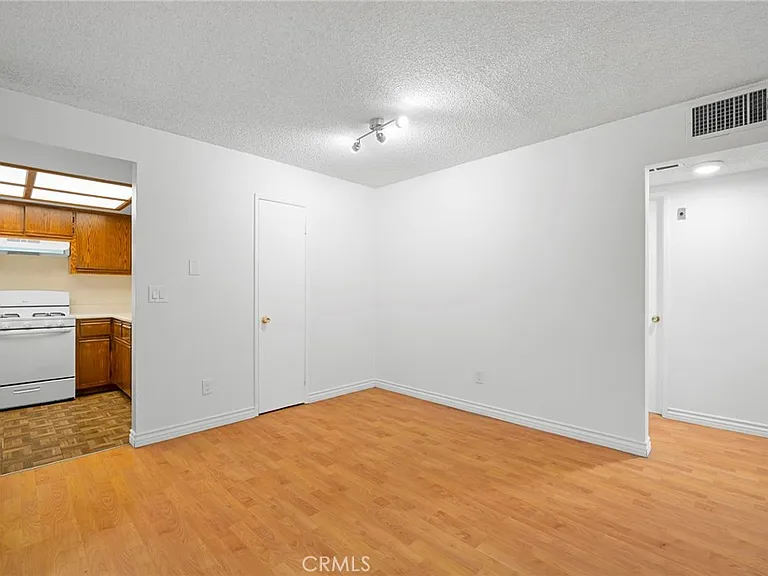 330 Pioneer Dr — Photo 9