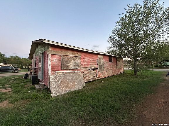 3rd image of 111 SW LANE ST