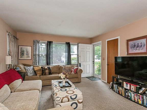 3rd image of 60 Columbine Cir