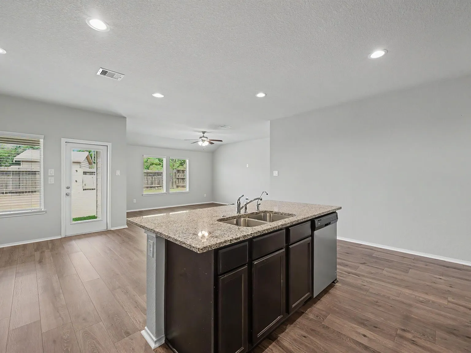 4 bed, 2.0 bath, 1820 sqft, $1,990 — Photo 4