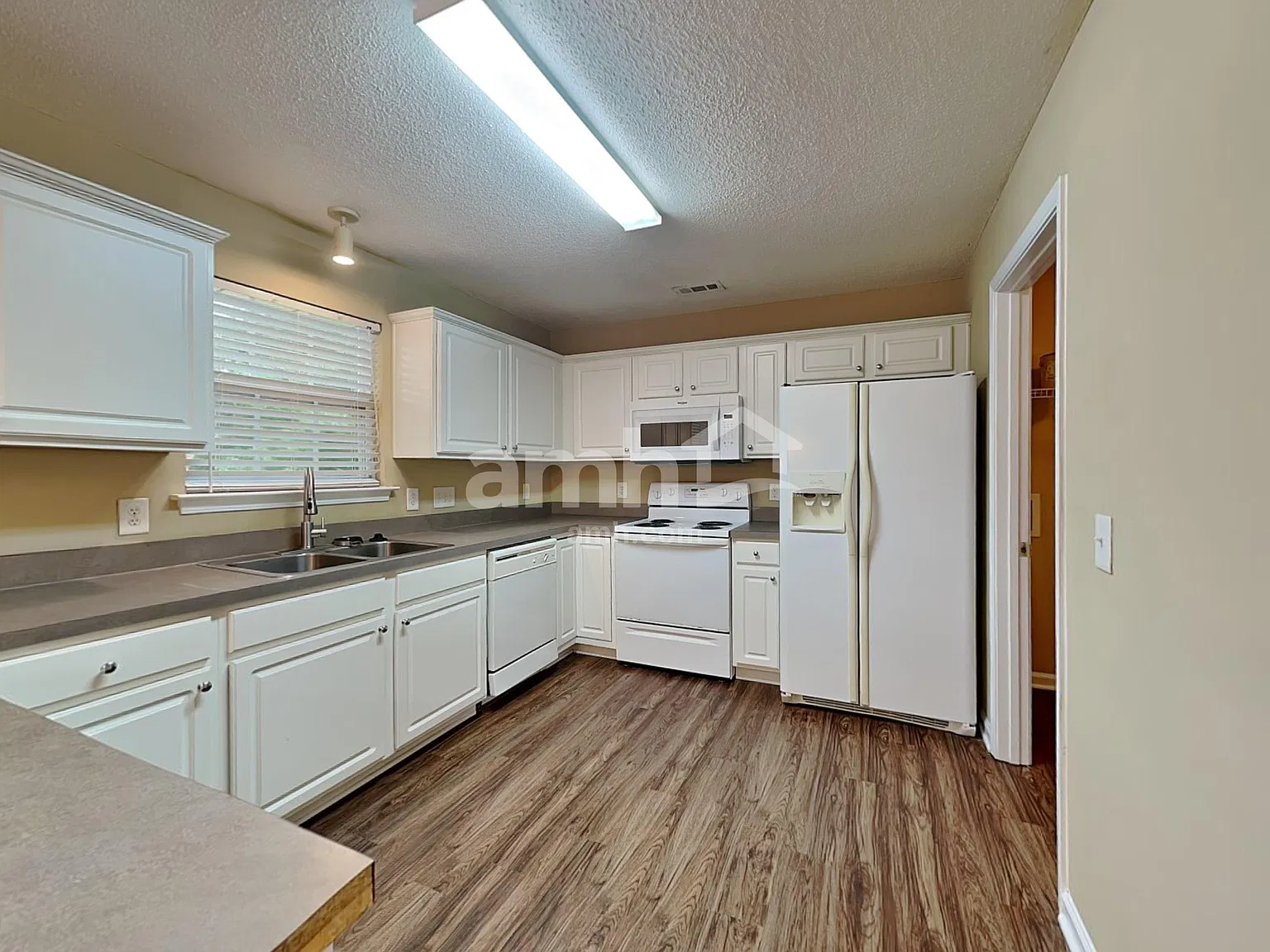 3 bed, 2.5 bath, 1374 sqft, $1,915 — Photo 3