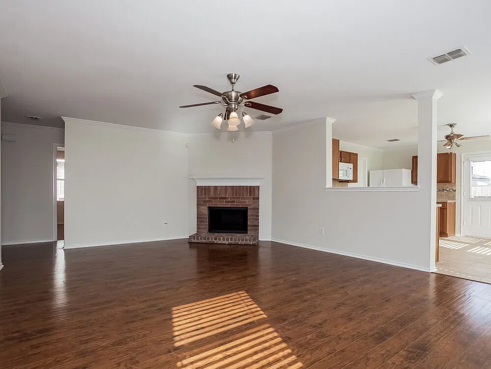 3 bed, 2.0 bath, 1507 sqft, $1,930 — Photo 2