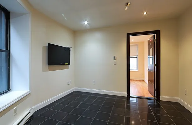 Rented by REZI | media 16