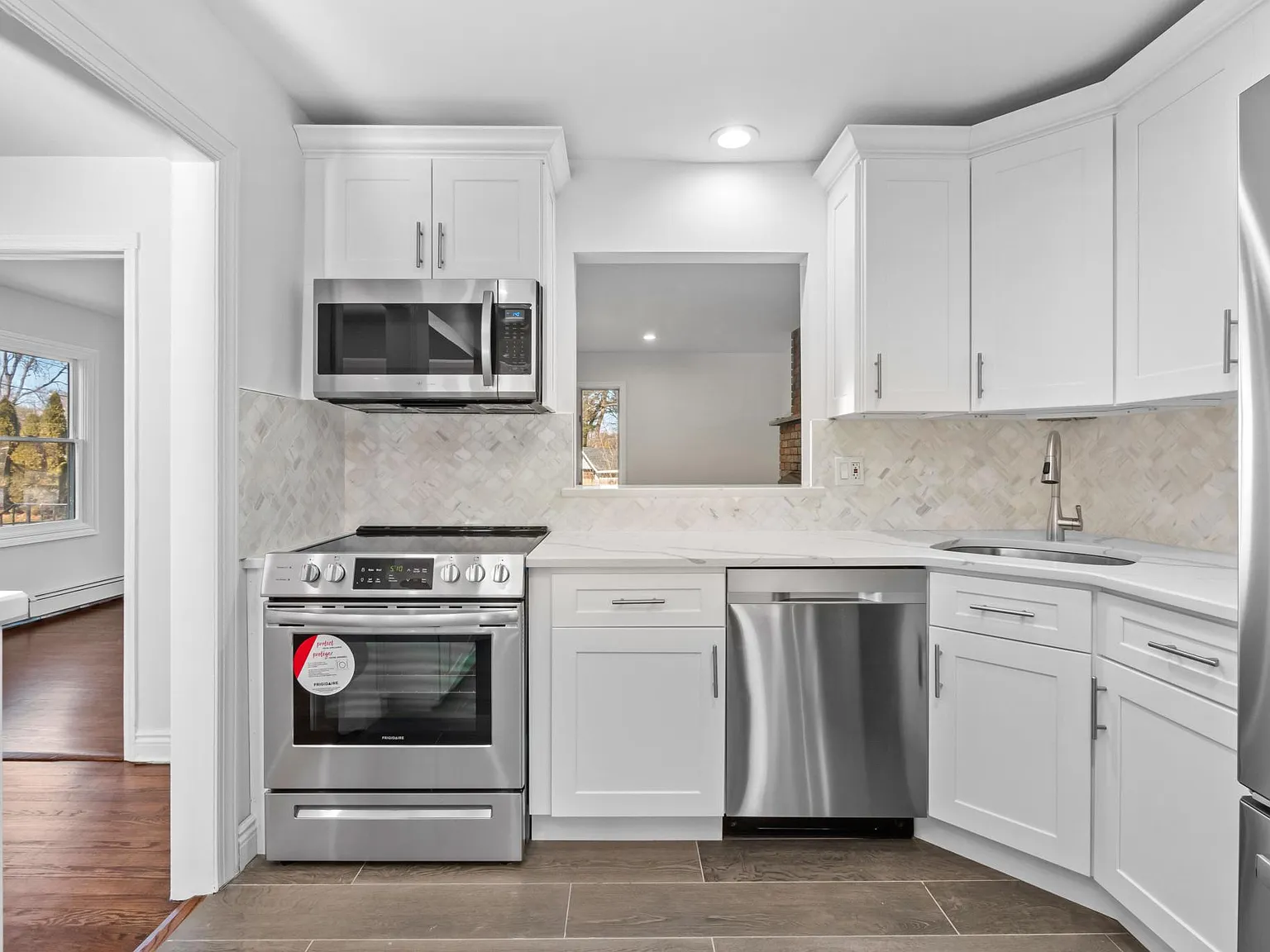 3 bed, 1828 sqft, $5,900 — Photo 3