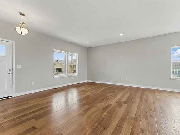 3rd image of 400 Meadowlark Dr