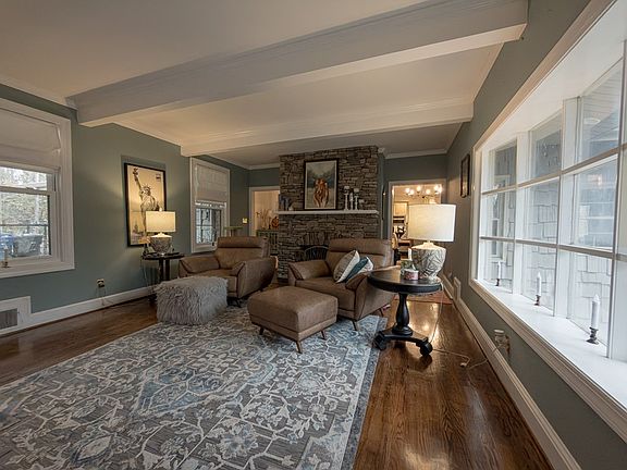 5th image of 325 Country Club Dr