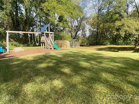 5th image of 807 Emerald Pl SW