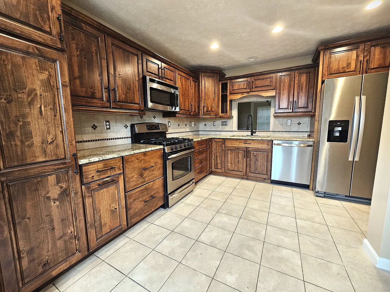 3 bed, 1760 sqft, $3,000 — Photo 4