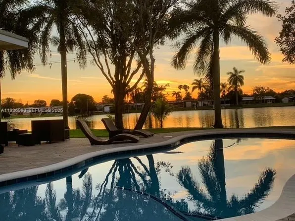 1160 NW 86th Ter, Pembroke Pines, FL 33024