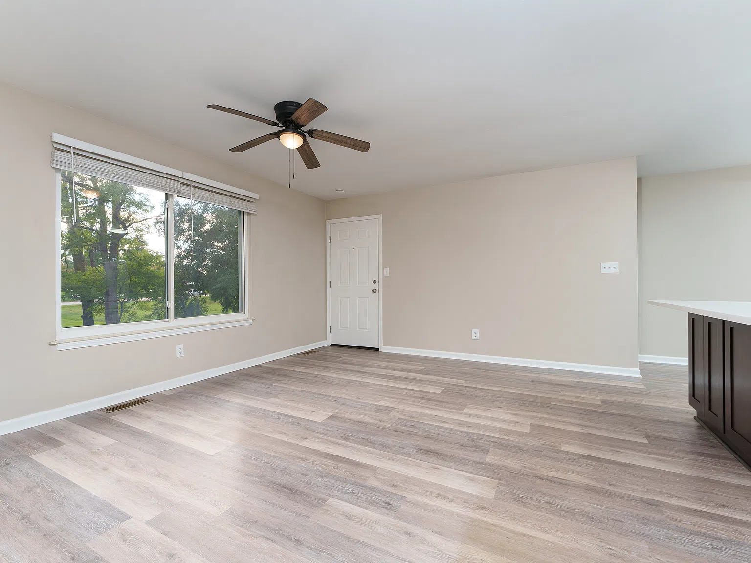 2 bed, 800 sqft, $1,600 — Photo 3