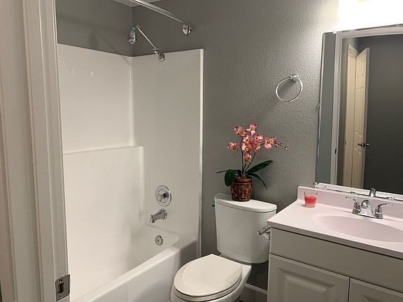 3rd image of 533 N Mariposa Ave APT 322