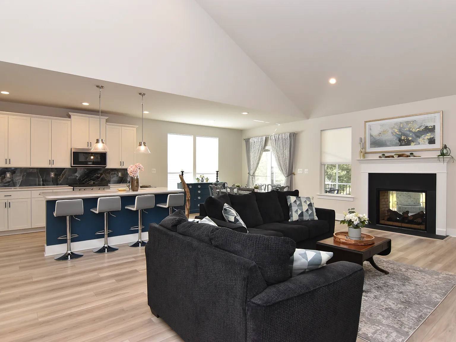 5 bed, 2447 sqft, $3,400 — Photo 4