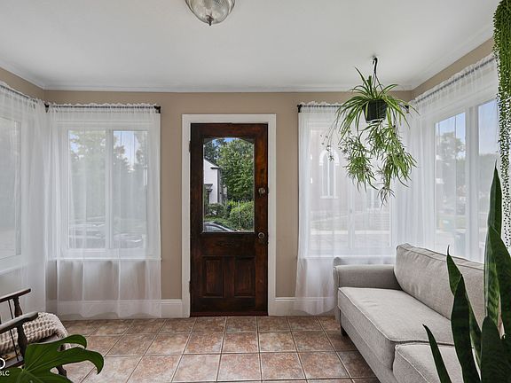 4th image of 440 E Madison St