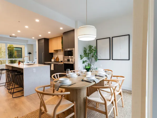 2050 Glenaire Dr #111, North Vancouver, BC V7P 1Y3