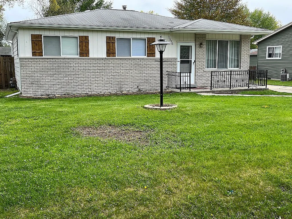 1073 Summer St photo 1